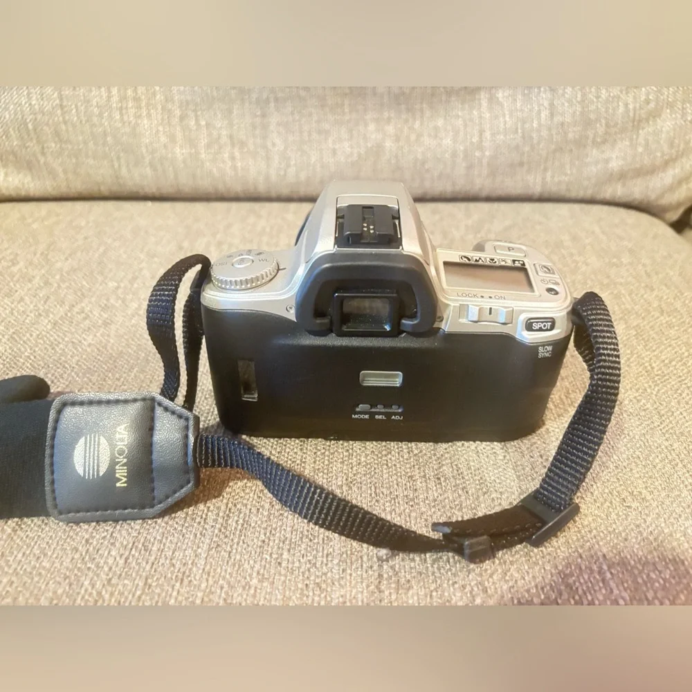 NEW: Minolta Dynax 404si Maxim ST si Camera w/ Carry Case and Batteries